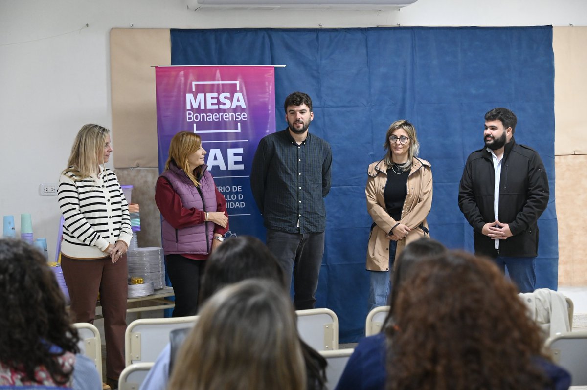 Seguimos avanzando con el equipamiento de cocinas y comedores escolares en la Provincia.

En General Viamonte a través de la dirección de Servicio Alimentario Escolar entregamos heladeras, calefones, cocinas, vajilla y utensilios a 20 establecimientos educativos.

A pesar del