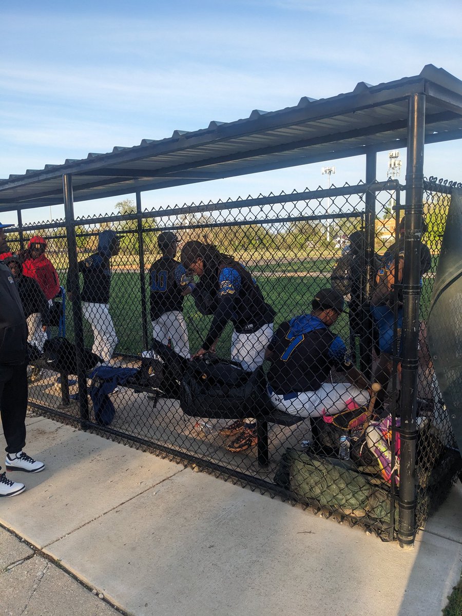 SimeonNation's tweet image. Another exciting one today.  This team is really coming together showing some new weapons just in time for playoffs.  Great job today team! 

Simeon 5,  Morgan Park 3 final! 💙💛