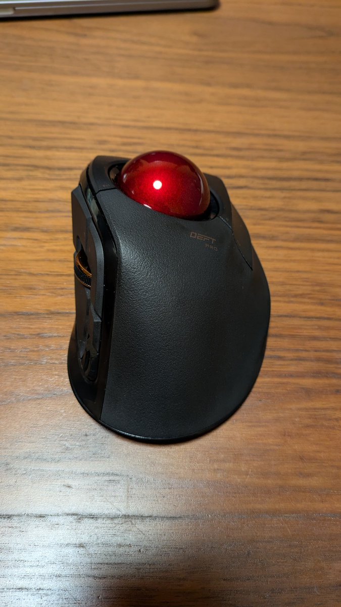 mono612's tweet photo. DEFT PRO買っちゃった😅
流石に、モバイル様のトラックボールをずっと使っているのは手が疲れてき
たので…。丁度良い大きさだった。
左ボタンが軽すぎてコロコロしていると誤爆しがち😅
Fn1はアプリの切り替えを割り振った。
Fn2、3は何に割り当てようか?悩み中。
#elecom #deftpro https://t.co/iivGx2jS5K