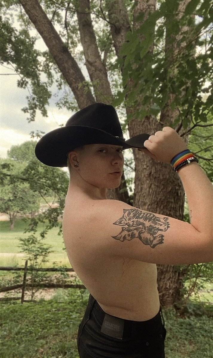 smutmutt_'s tweet photo. cuntry.
(me pre tattoos 🫣) #butch #transnonbinary https://t.co/fw0kCLCHHB