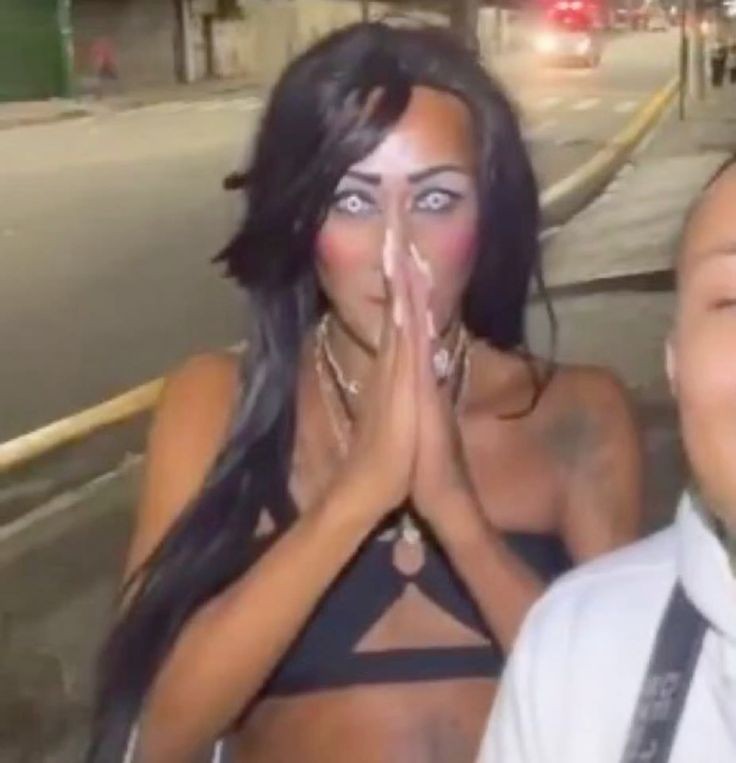 pega no pulo ouvindo a conversa dos outros