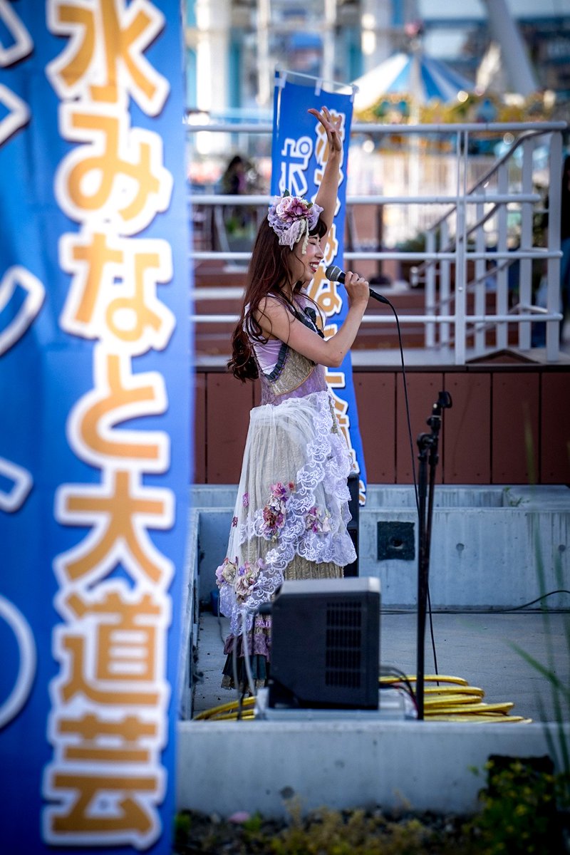 jy_skyadd's tweet photo. 5/5 #清水みなと大道芸
KANA∞ さん
その１

KANA∞さん、最終回。
「……もう二度と同じは描けない一度きりのお手紙✒️
そんな一瞬の“あなたへ”……」

確かに受け取りました、ありがとうございます。☺️ﾏﾀｾｶｲﾉﾄﾞｺｶﾃﾞ

#KANA_hoop
#KanaHoop #PerformerKANA
#ドリプラ https://t.co/vv0ZjSAtNE
