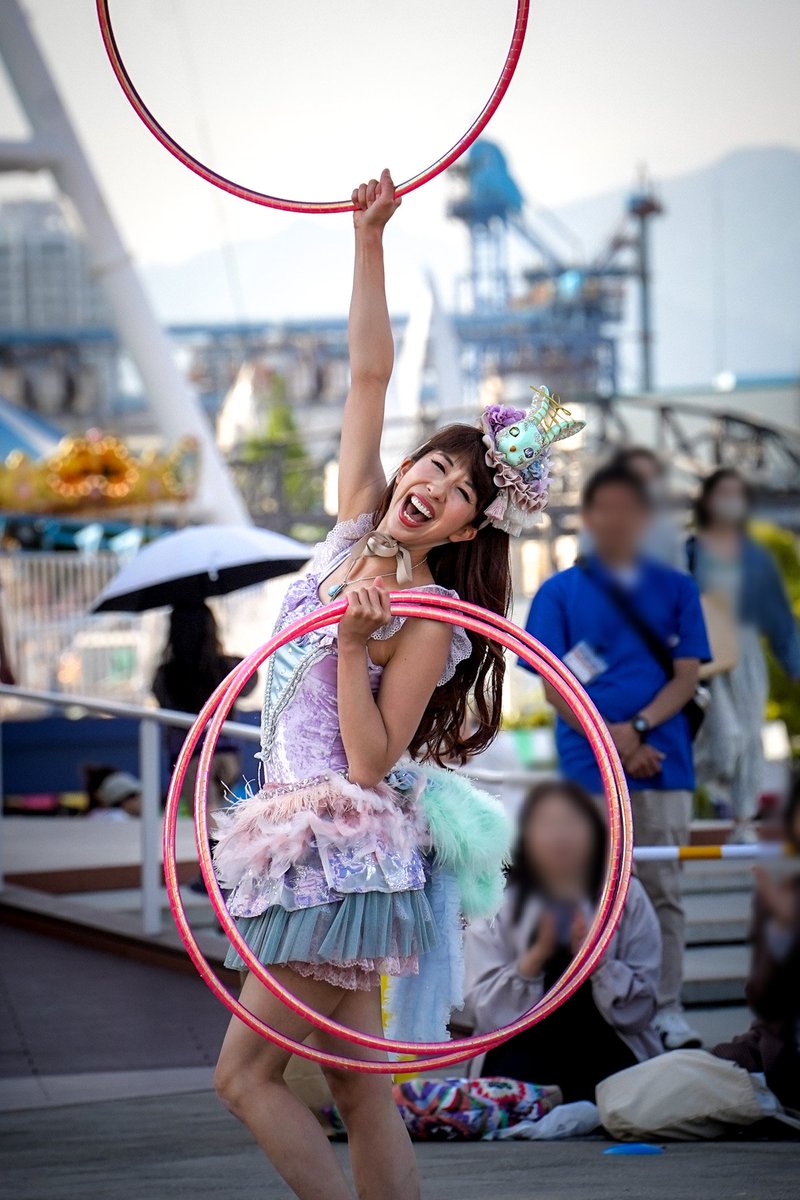 jy_skyadd's tweet photo. 5/5 #清水みなと大道芸
KANA∞ さん
その２

KANA∞さん、最終回。
「……もう二度と同じは描けない一度きりのお手紙✒️
そんな一瞬の“あなたへ”……」

確かに受け取りました、ありがとうございます。☺️ﾏﾀｾｶｲﾉﾄﾞｺｶﾃﾞ

#KANA_hoop
#KanaHoop #PerformerKANA
#ドリプラ https://t.co/l2DhGSplz1
