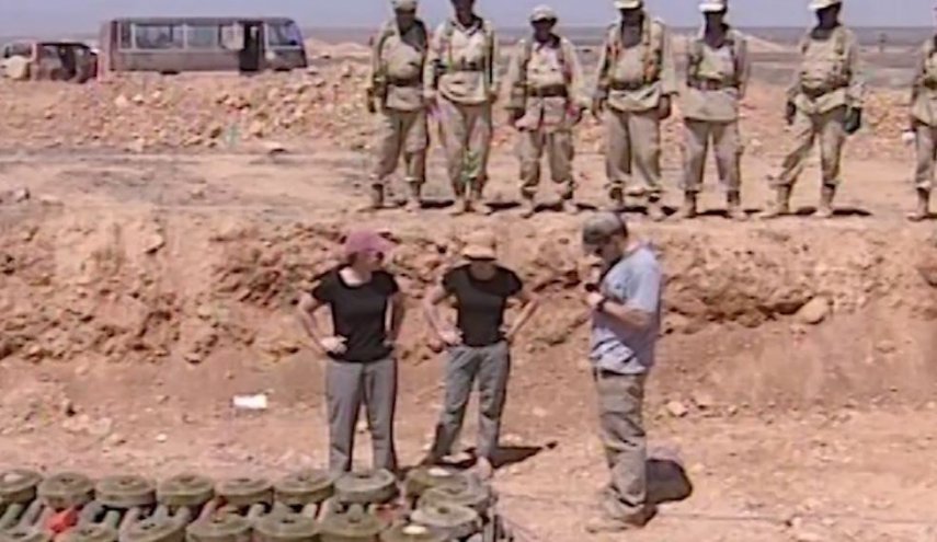 مع كل طيران أمريكي وإسرائيلي يضرب اليمن 
يجب أن نلعن من سلموا الدفاعات الجوية للنساء الأمريكيات لتدميره وهم مستمتعون بذلك يتبادلون الابتسامات ويشربون السيجارة.
بينما الأمريكي يمهد لهذا اليوم الذي يضرب اليمن ويحتله وقد أخلوه العملاء من الدفاعات الجوية.