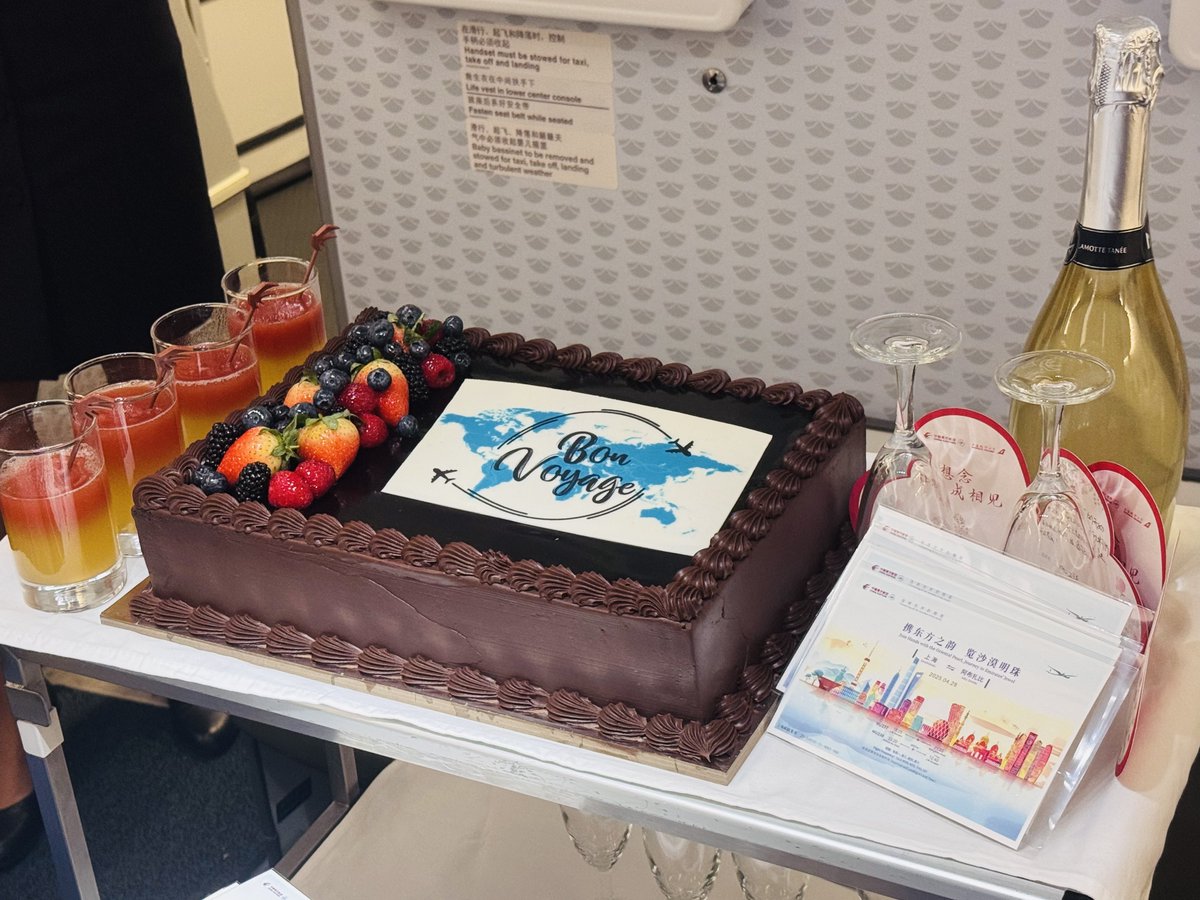 Lingyan50839141's tweet image. 🎉Celebrating the maiden flight to Abu Dhabi with a cake and special drinks. 🎂🍾#FlightExperience #cabincrew #ChinaEasternAirlines #MU #Abudhabi #Shanghai