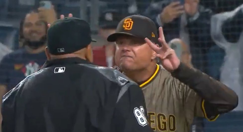 Mike Shildt, manager de Padres, es expulsado vs. Yankees