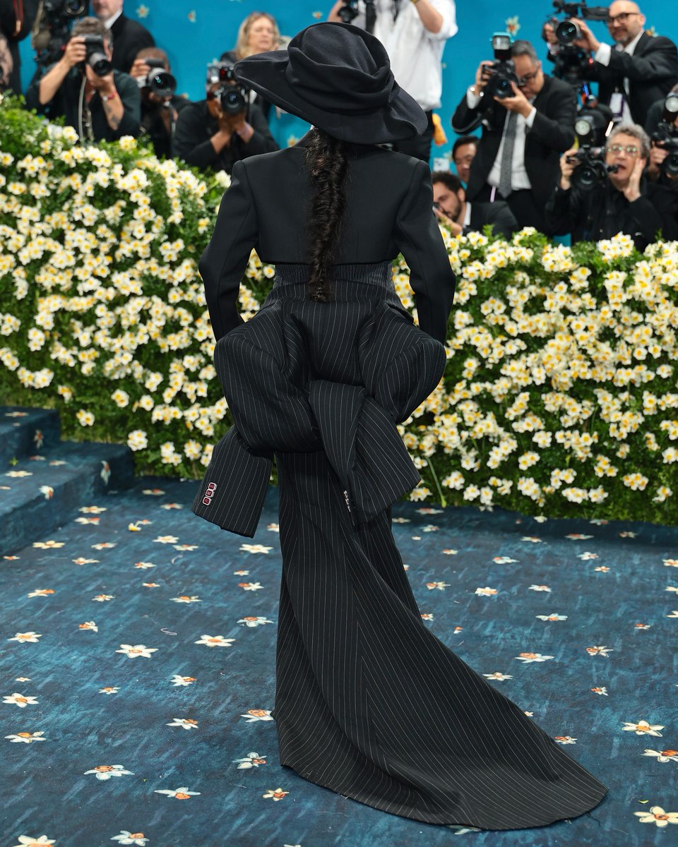 Now THIS is what we came for. Rihanna shuts down the #MetGala red carpet in superfine Marc Jacobs. 🔗: vanityfair.visitlink.me/gY3KKY