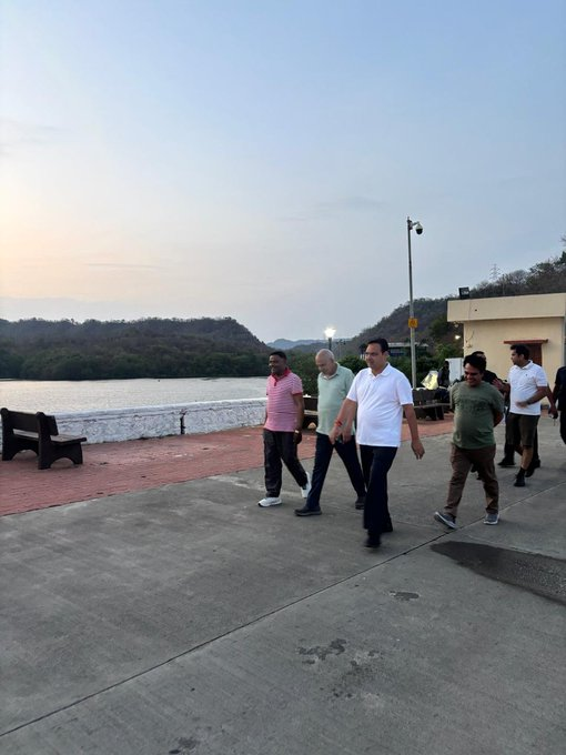 tv9gujarati's tweet image. Gujarat | Rajasthan CM Bhajanlal Sharma took a morning walk on the holy banks of the Narmada River in Kevadia, along with Union Minister Bhupender Yadav  (Pics - Rajasthan CMO) 

#TV9Gujarati #TV9News