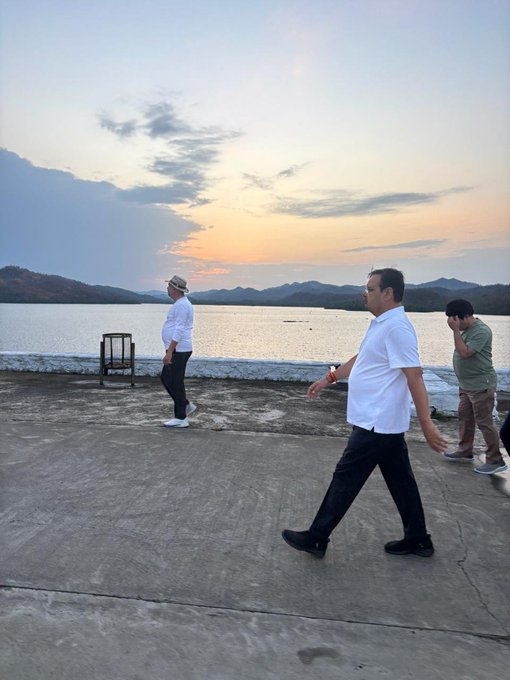 tv9gujarati's tweet image. Gujarat | Rajasthan CM Bhajanlal Sharma took a morning walk on the holy banks of the Narmada River in Kevadia, along with Union Minister Bhupender Yadav  (Pics - Rajasthan CMO) 

#TV9Gujarati #TV9News