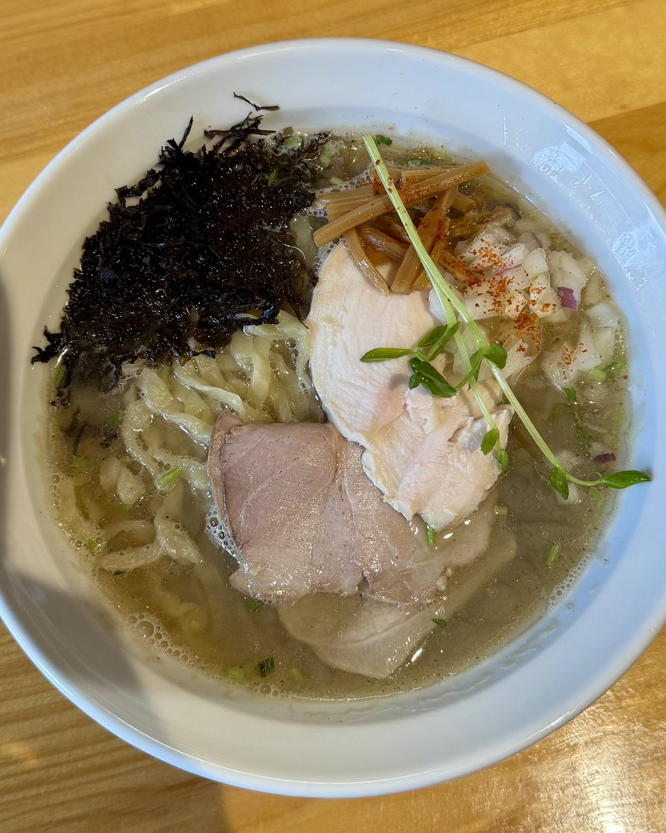らあめん馨  ＠袋井市
【 のどぐろ煮干しらあめん 】¥ 1300

食べたいレギュラーあるけれども…
在庫が切れちゃうのどぐろ🐟

あっさりした見た目に反して
食べ進めるとコクが増して一瞬でした🤭

またゆっくり行きまぁす✨
ごちそうさまでした‼︎☺️