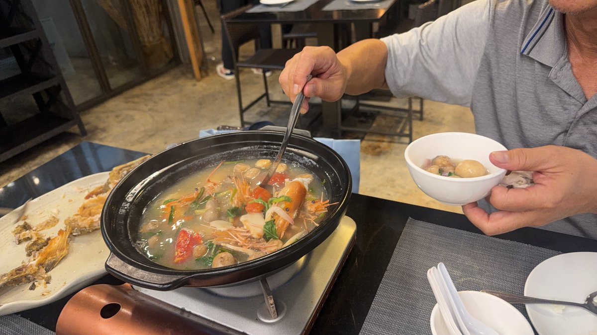 ”ครัวกรุงเทพ” ตรง BTS พญาไท ยังใช้เห็ดฟางอยู่นะ
ให้เห็ดฟางเยอะมากกกกก ถูกใจเห็ดฟาง lover แบบเรามากกกกกกก แนะนำงับ ❤️✨