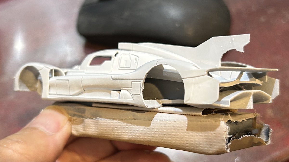 akatihsoY_BLACK's tweet photo. 2ヶ月ほったらかしといたから、どこまで作業したか、どこが危ないか、次の作業がなんだったのか、さっぱり思い出せない。。。
で、でも、思わず捨てサフしてみました。
静岡には間に合う訳ないわなぁー。
#NEWSCRATCH449P #FERRARI449P #43オモロー #ルマンの会 #NEWSCRATCH https://t.co/e6CmzYDQua