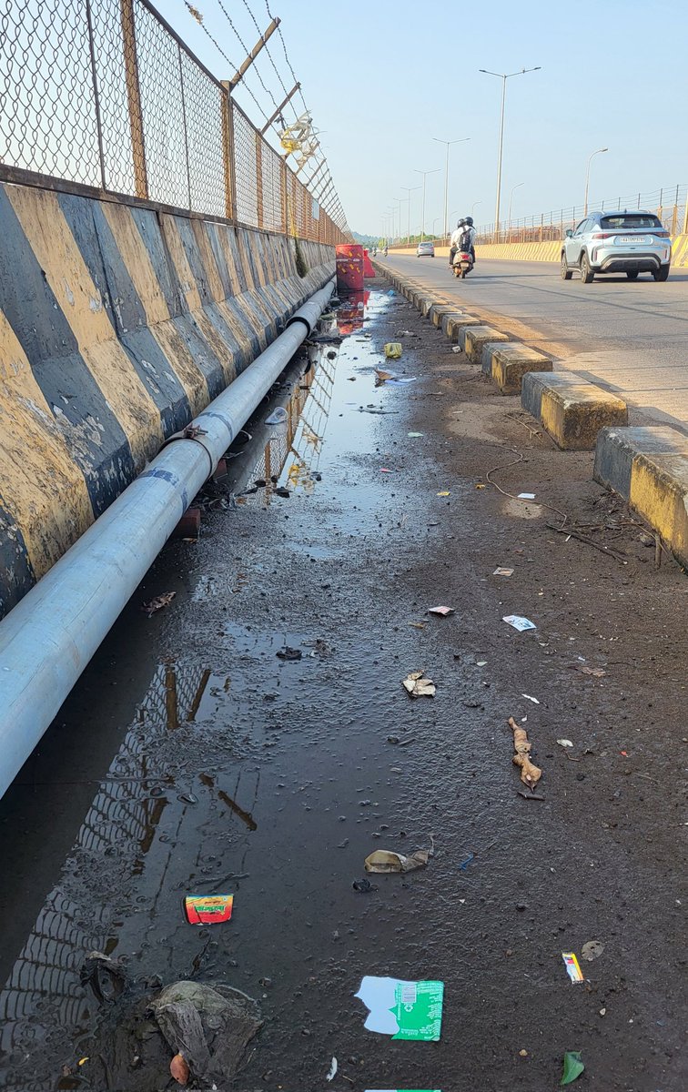 anilkumarsastry's tweet image. Blocking #footpath, the @NHAI_Official way. New #netravathi bridge, #nh66, #mangaluru.
@MORTHIndia @OfficeOfNG @compolmlr @CaptBrijesh @b_shreekara @vedavyasbjp