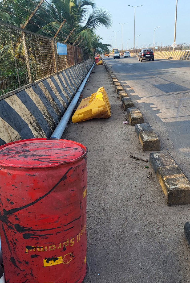 anilkumarsastry's tweet image. Blocking #footpath, the @NHAI_Official way. New #netravathi bridge, #nh66, #mangaluru.
@MORTHIndia @OfficeOfNG @compolmlr @CaptBrijesh @b_shreekara @vedavyasbjp