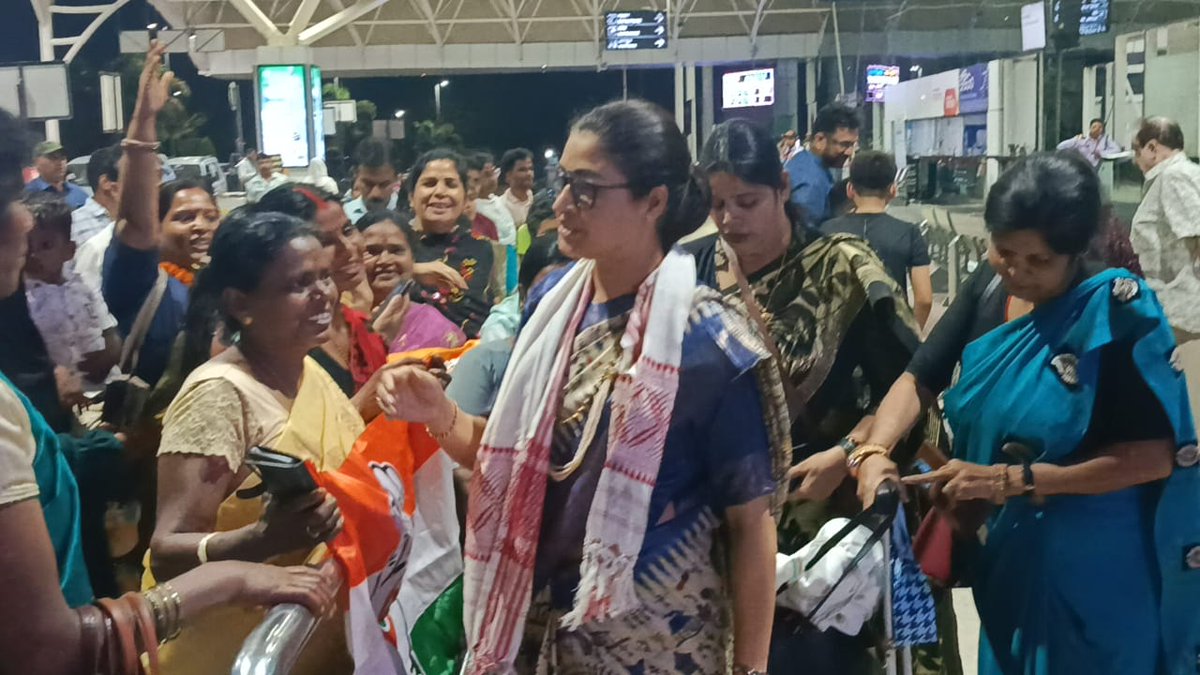 JharkhandPMC's tweet photo. , @MahilaCongress राष्ट्रीय अध्यक्ष आदरणीय @LambaAlka जी का आगमन संविधान बचाओ रैली में भाग लेने हेतु भगवान बिरसा मुंडा जी की धरती रांची एयरपोर्ट पर भव्य स्वागत किया !

@JharkhandPMC अध्यक्ष @gunjanS9434 के नेतृत्व में हजारों की संख्या में ���हिला बहने अपनी उपस्थिती दर्ज कराएंगे। https://t.co/AgnT9NNJAX