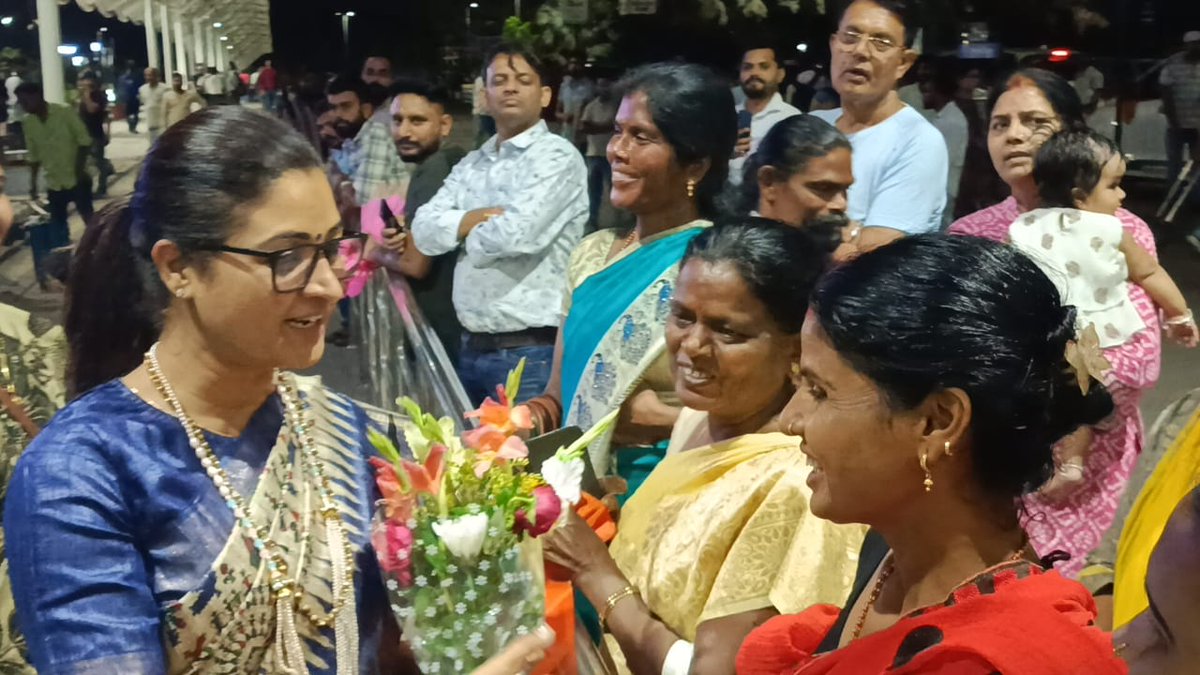 , <a href="/MahilaCongress/">All India Mahila Congress</a> राष्ट्रीय अध्यक्ष आदरणीय <a href="/LambaAlka/">Alka Lamba 🇮🇳</a> जी का आगमन संविधान बचाओ रैली में भाग लेने हेतु भगवान बिरसा मुंडा जी की धरती रांची एयरपोर्ट पर भव्य स्वागत किया !

<a href="/JharkhandPMC/">Jharkhand Pradesh Mahila Congress</a> अध्यक्ष <a href="/gunjanS9434/">Gunjan kumari singh🇮🇳</a> के नेतृत्व में हजारों की संख्या में महिला बहने अपनी उपस्थिती दर्ज कराएंगे।