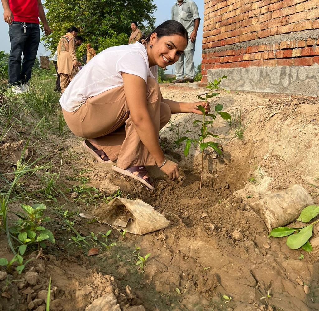 Baljindercaur's tweet image. Planting a tree today is planting hope for tomorrow.Every tree we plant today is a gift to future generations — cleaner air, richer soil and a healthier planet. Following Saint Dr MSG teachings Let’s adopt #GreenHabits  not just for ourselves,but for the whole world.