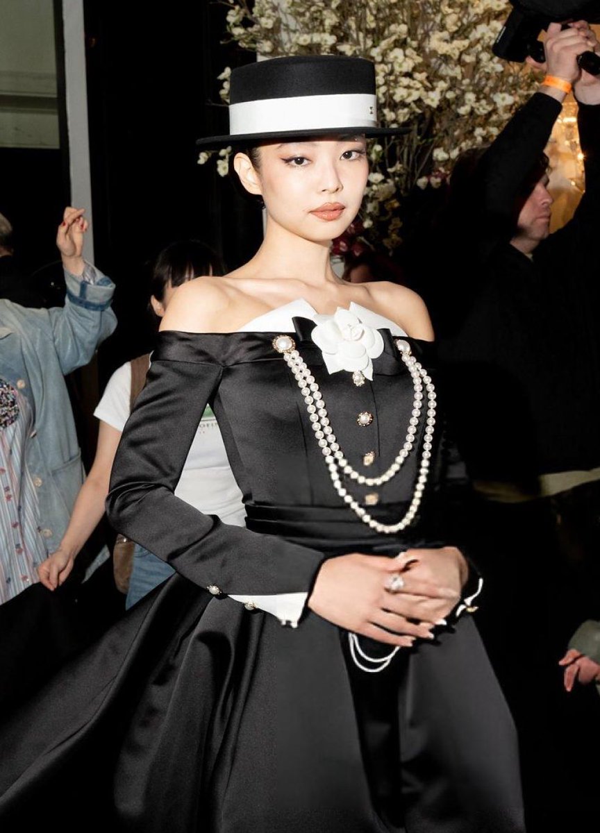 rubyjanedeparis's tweet image. waiting for CHAENNIE interaction.
JENNIE MET GALA
ROSÉ MET GALA
#MetGala #MetGala2025