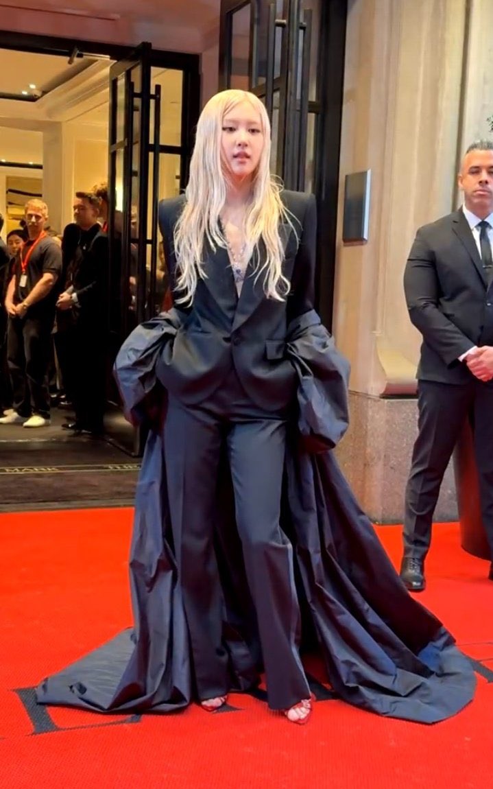 rubyjanedeparis's tweet image. waiting for CHAENNIE interaction.
JENNIE MET GALA
ROSÉ MET GALA
#MetGala #MetGala2025