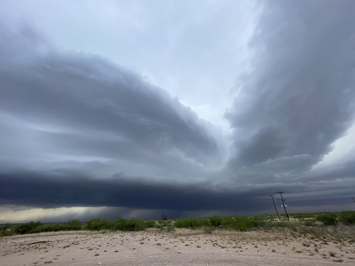 Dit zag ons team eerder vanavond (USA-tijd). Quasi perfectie voor een structuur van supercells. Onder de basis van zo’n onweersbui bevindt zich vaak ook een wallcloud. Op dinsdag meer foto’s via de facebookpagina. #jal #kermit #supercell