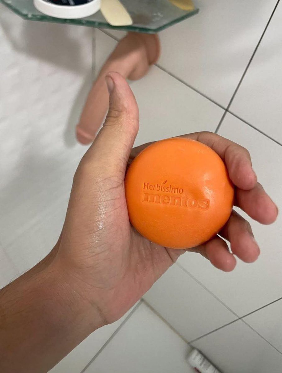 Estoy en la casa de la familia de mi mejor amigo… Pero no sé si será prudente usar el mismo jabón que ellos usan 🤔
