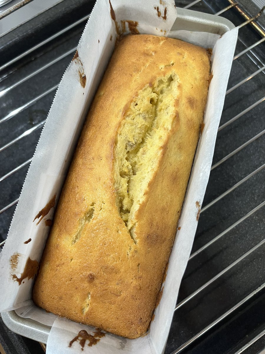 バナナパウンドケーキ焼けました。
こんなお天気の日はお菓子作りに励むですね。
クッキー生地も一緒に作ってますがこれは後日焼く予定。