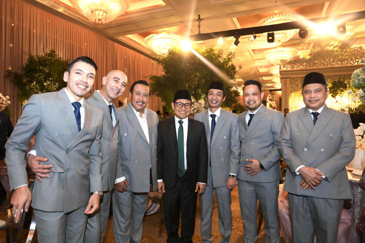 A Muhaimin Iskandar (@cakiminow) on Twitter photo Ternyata pertemuan terakhirku dengan Gus Alam <a href="/alamudin_dr/">Alamudin dr</a> adalah pada saat sahabat Cucun mantu
“Pohon jati yang lurus dan baik biasanya cepat ditebang” begitu kata Almaghfurlah Kyai Yusuf Hasyim, ketika mengomentari kakanya Kyai Wahid Hasyim yang wafat di usia muda.
Saya menjadi Ternyata pertemuan terakhirku dengan Gus Alam <a href="/alamudin_dr/">Alamudin dr</a> adalah pada saat sahabat Cucun mantu
“Pohon jati yang lurus dan baik biasanya cepat ditebang” begitu kata Almaghfurlah Kyai Yusuf Hasyim, ketika mengomentari kakanya Kyai Wahid Hasyim yang wafat di usia muda.
Saya menjadi