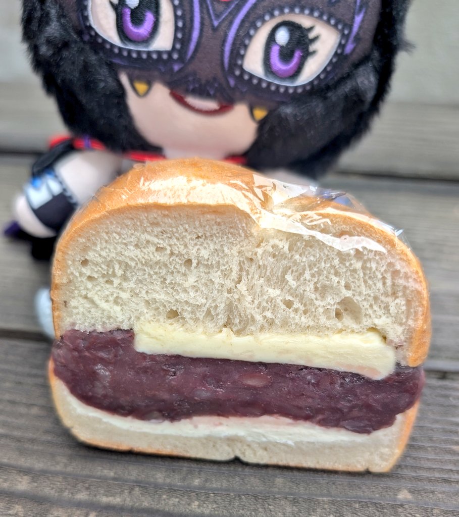 AQUA_2301's tweet photo. 今日のCafe部(パン部) その2
博多のベーグル店と言えばココ!
っちうくらい有名店😚
「DIG INN」さん🫓
🌟Cafe部では外せない「あんバター」😚
バター、あんこ、クリチの層がどこから食べても味のバランスが良くとっても美味でした😋
#SLK #SLKぬい活 #スターダムCafe部 #DIGINN https://t.co/K59RVPmcs7