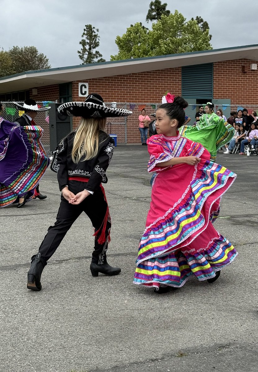WillmoreWSD's tweet image. ¡Feliz Cinco de Mayo! Our annual Cinco de Mayo Celebration was a huge success. Our Thunderbirds entertained the large crowd with their fabulous dances and incredible smiles. @westminstersd #dualimmersionprogram #dualimmersion #cincodemayo