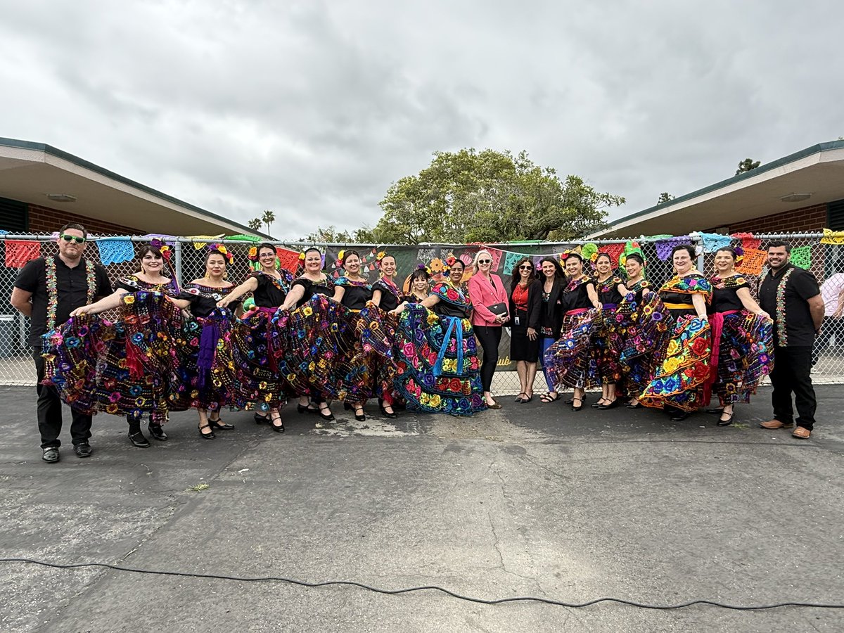 WillmoreWSD's tweet image. ¡Feliz Cinco de Mayo! Our annual Cinco de Mayo Celebration was a huge success. Our Thunderbirds entertained the large crowd with their fabulous dances and incredible smiles. @westminstersd #dualimmersionprogram #dualimmersion #cincodemayo