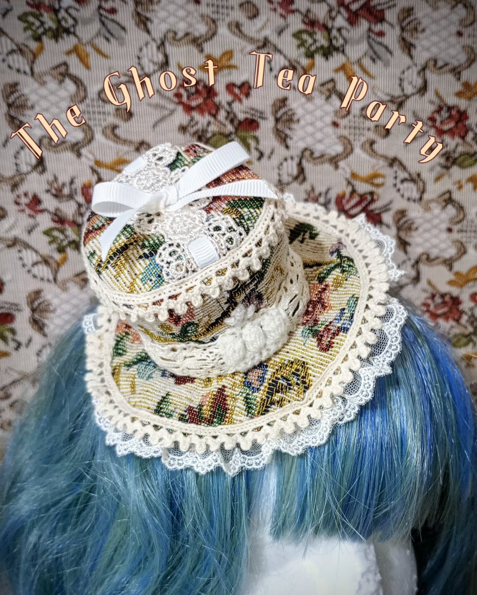 ふんわりした色も出来上がりました〜。
出品中です！
クラウンモチーフは手編みです！（自分で編みました）