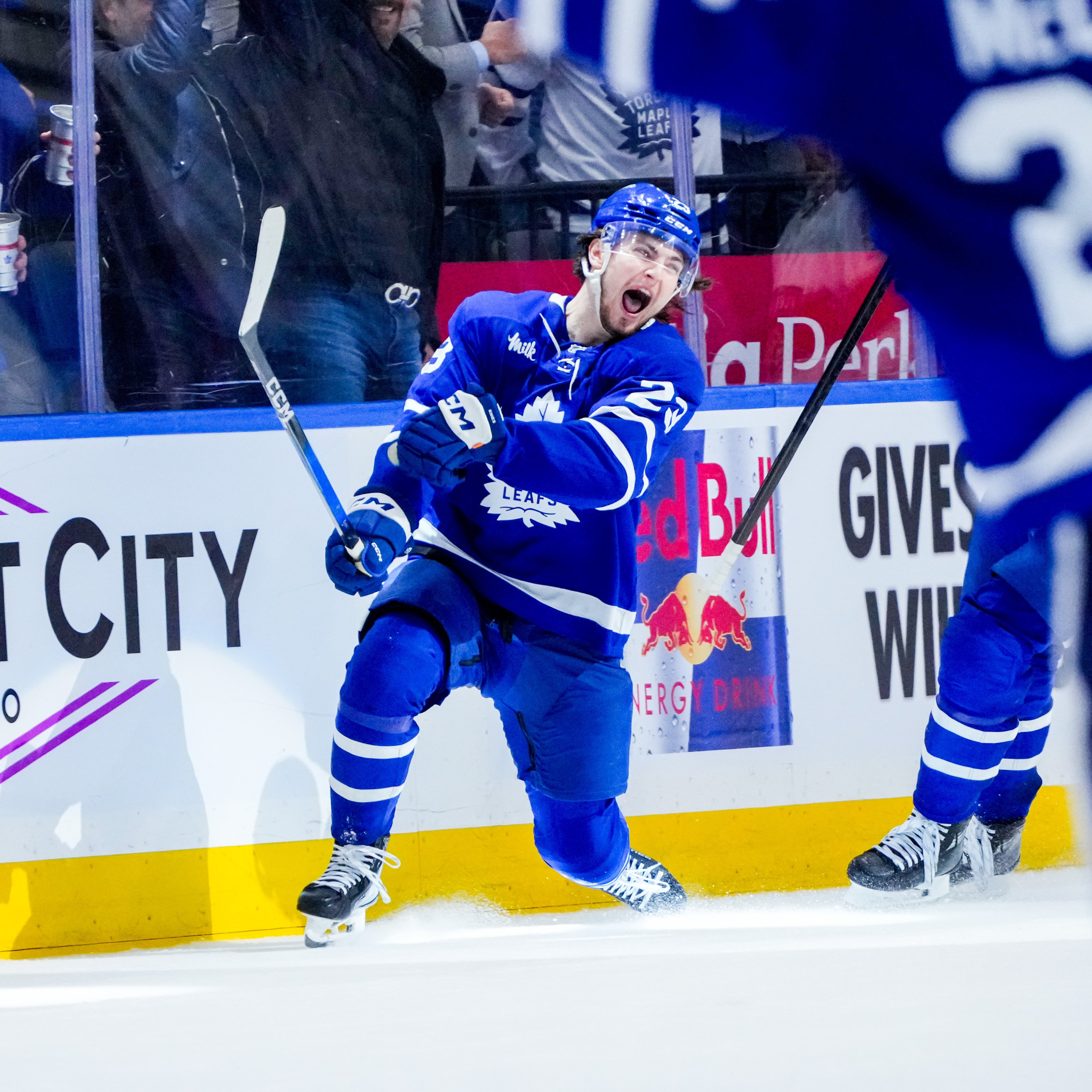 The Toronto Maple Leafs win 5–4 against the Florida Panthers in Game 1