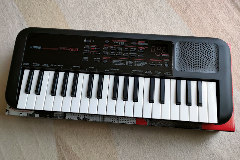 kanatop's tweet photo. おはようございます。
ヤマハのミニ電子キーボード 37鍵
PSS-A50をヨドバシ.comで購入、
音楽のことは全く知識がなく、
メルカリで「初心者でも弾ける!
白鍵&右手だけで弾ける♪
ベストソングス125」の本を購入。
#電子キーボード #PSSA50 #初心者でも弾ける #メルカリ https://t.co/bhbGAPLYXz