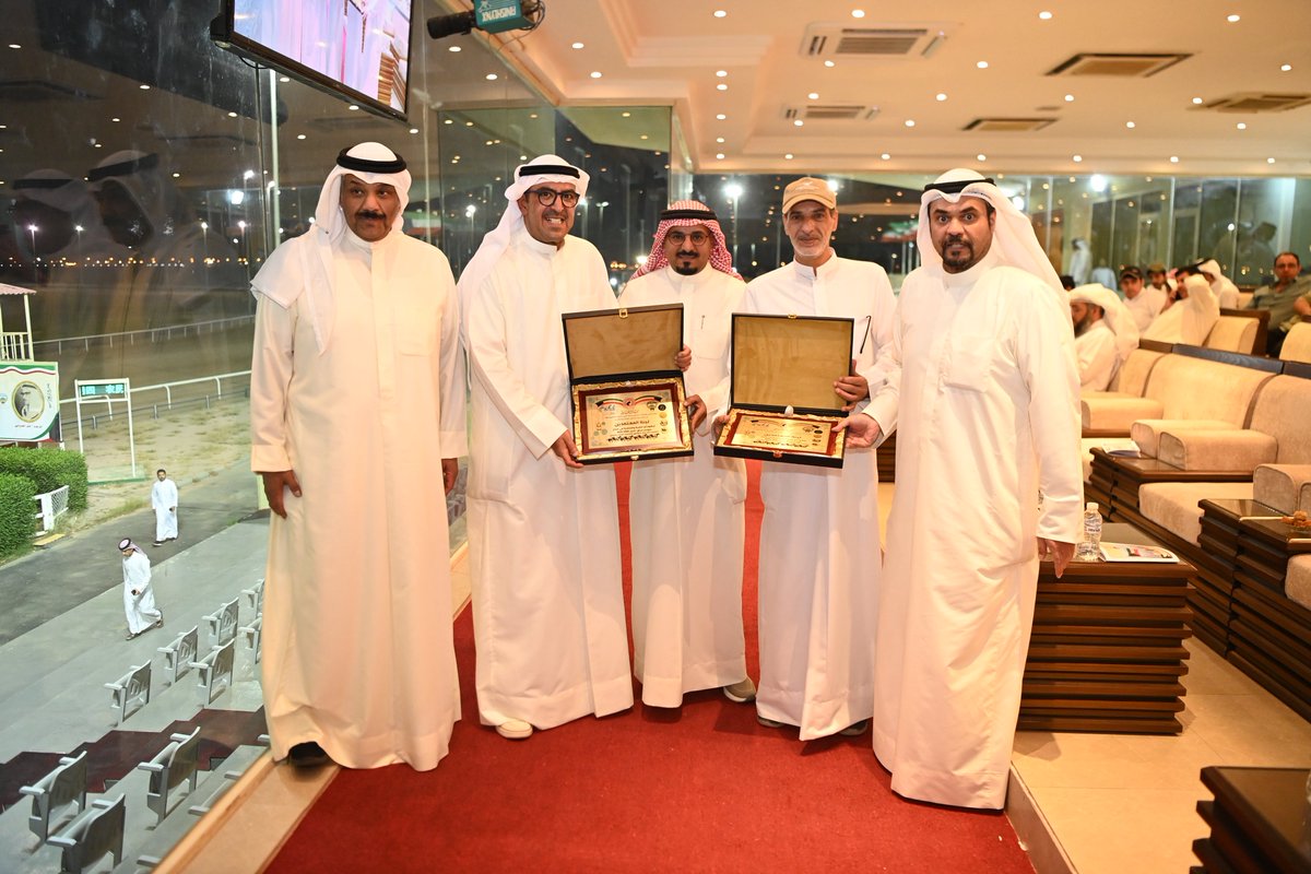 درع تذكاري يقدم من 
رئيس واعضاء مجلس ادارة 
نادي الصيدوالفروسية
الي عضو لجنة المعتمدين
السيد / احمد الحربي