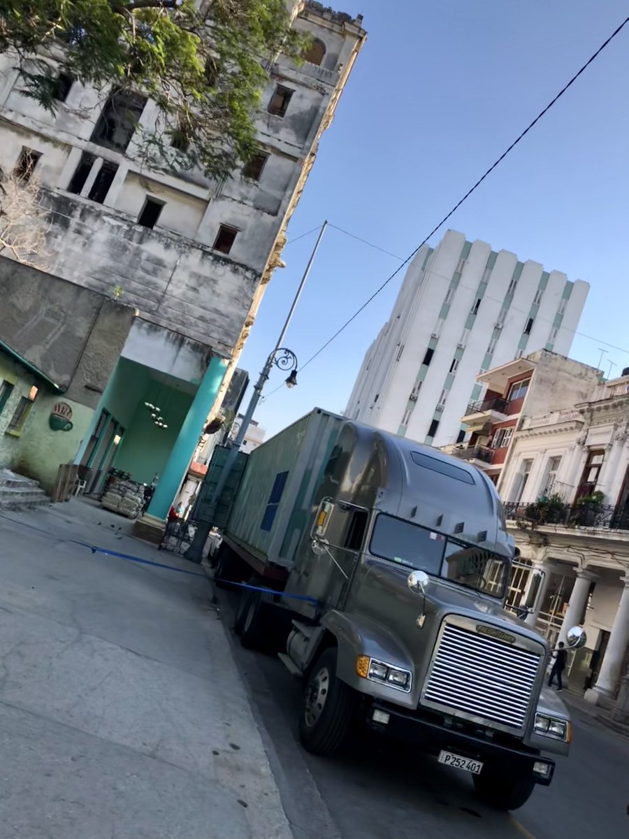 CemiHolding's tweet image. ¿Cómo este camión llegó a Cuba desde Miami?

En los hospitales no hay guantes, agujas, esparadrapo, sutura, etc, etc, y nos dicen que por culpa del &quot;cruel bloqueo&quot;.

Vamos a preguntarle a los &quot;especialistas&quot; 🤭 en el tema:
@ElNecio_Cuba
@Edisson_hilos

¿Qué pasó aquí?