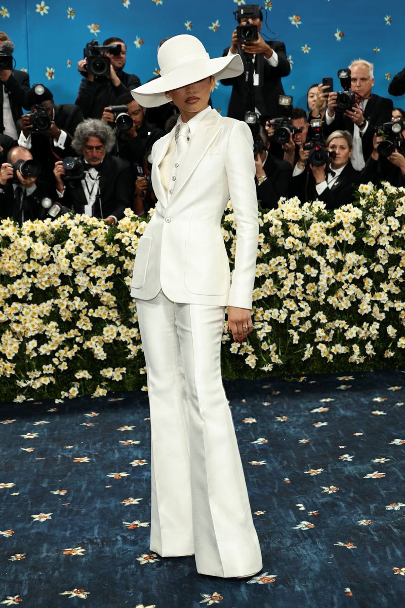 saintdoII's tweet image. ZENDAYA!!! very reminiscent of bianca jagger’s 70s suits and tailored to perfection