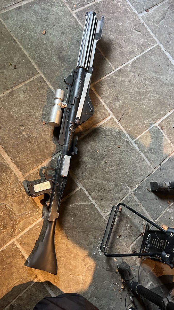 PotrifiedYT's tweet photo. I 3D printed the guns from Fortnite before they came out lol. It was so funny when I saw the gun and looked behind me to see the exact same gun on my shelf https://t.co/dsypRPU4Ln