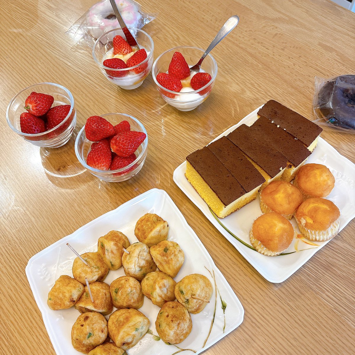 ついに我が家の卵がなくなったので
目玉焼きを作れません。

カステラや冷凍食品のたこ焼きが
朝食です。
子供は喜んでいたチャス👍