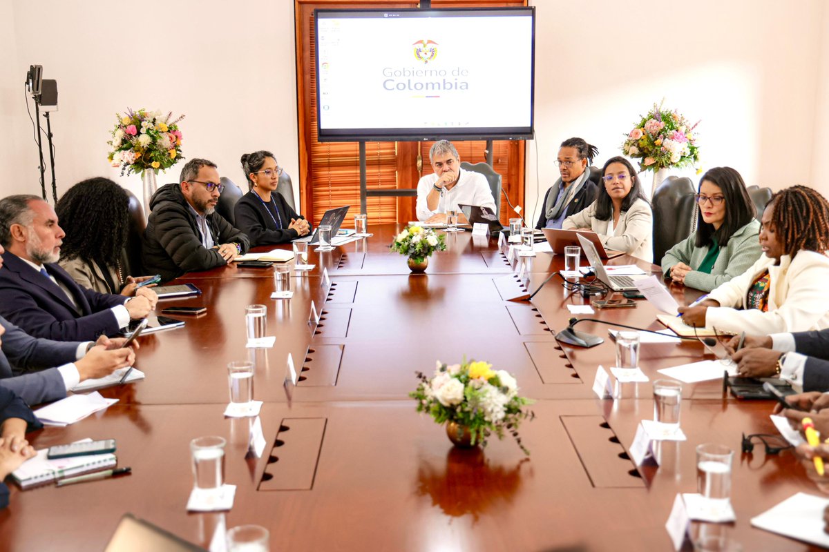 🧵| Avanzando en el cumplimiento de nuestras misiones por un Pacífico con Dignidad y por la Justicia Étnico-Racial, la vicepresidenta <a href="/FranciaMarquezM/">Francia Márquez Mina</a> recibió este lunes al <a href="/MinInterior/">MinInterior Colombia</a>, <a href="/AABenedetti/">Armando Benedetti</a> y su equipo de trabajo.

1️⃣👇🏾