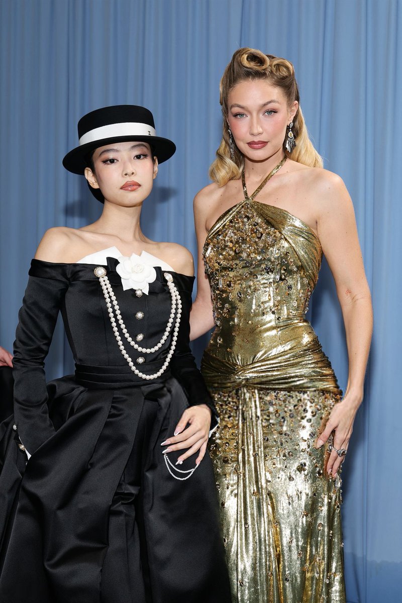 #JENNIE E GIGI HADID NO MET GALA 2025! 

JENNIE MET GALA
#MetGala #MetGala2025