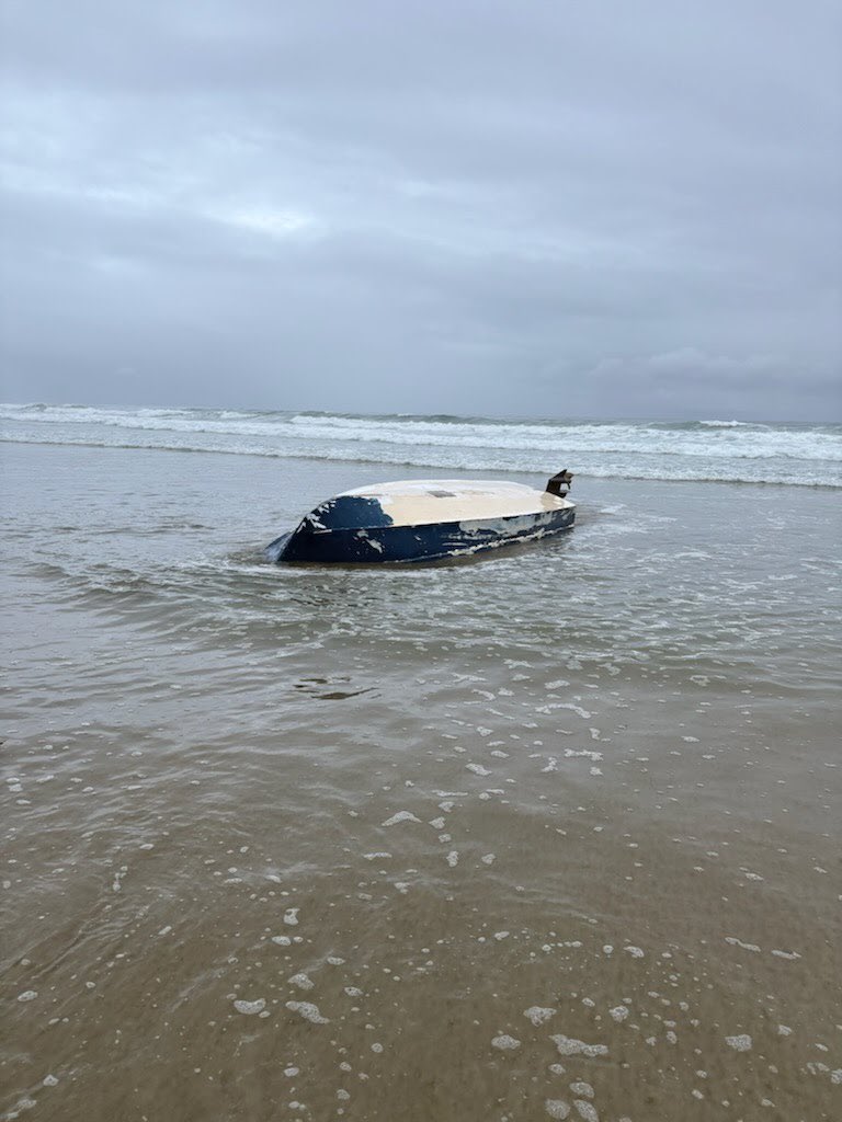 Update: USCG continues to search for 7 missing people involved in an overturned vessel incident near Del Mar, CA this morning. The USCG is requesting the public notify the USCG at 800-854-9834 if they have any relevant information on the identities of the 7 missing people. https://t.co/TaXDgjsQS7