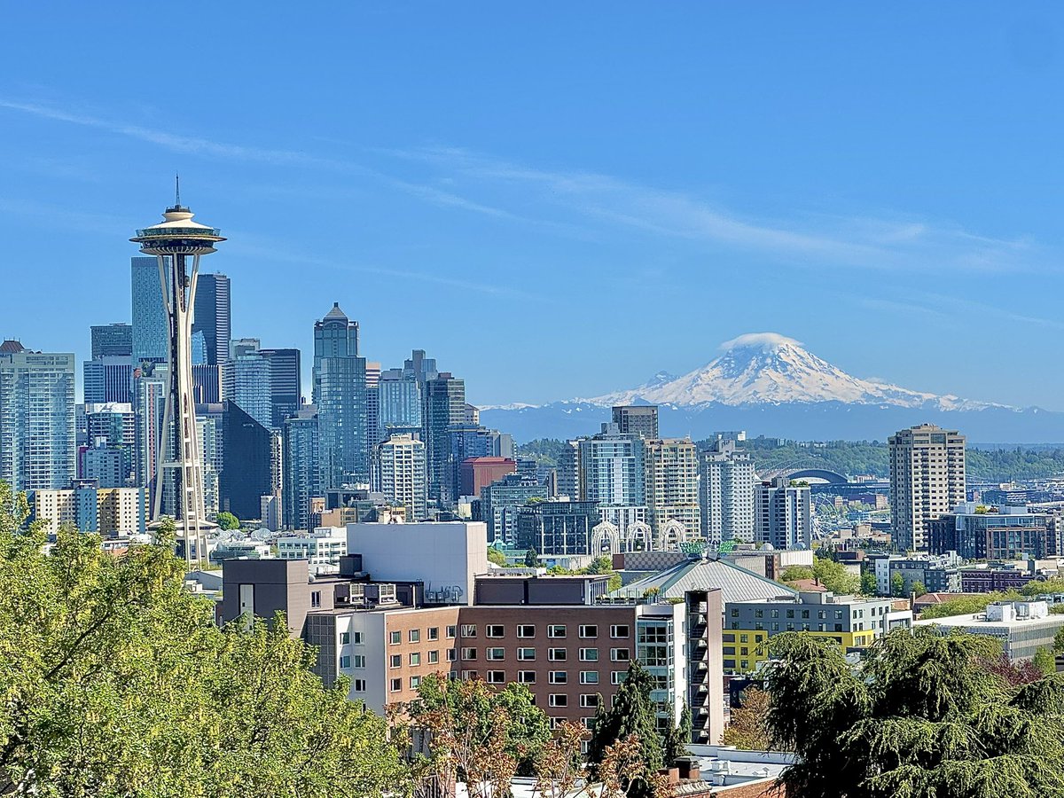 She’s 🏔️ out on a gorgeous spring day in Seattle <a href="/MountRainierNPS/">MountRainierNPS</a>
