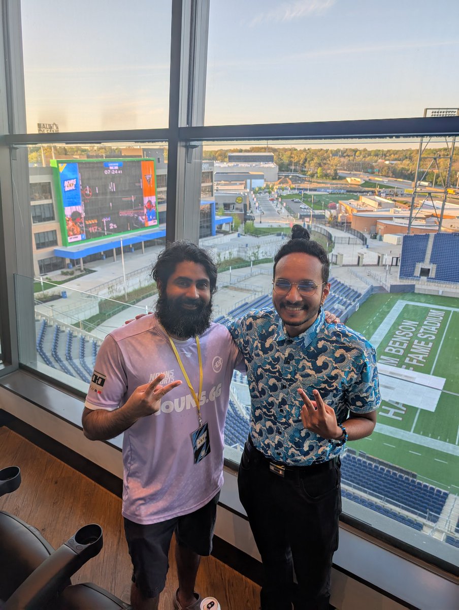 Nouns | Junebug ⌐◨-◨ (@arjunebug) on Twitter photo The Brown Commentary GOATs @ Nouns Bowl (minus Chillindude)
Actually can someone photoshop Chillin in here The Brown Commentary GOATs @ Nouns Bowl (minus Chillindude)
Actually can someone photoshop Chillin in here