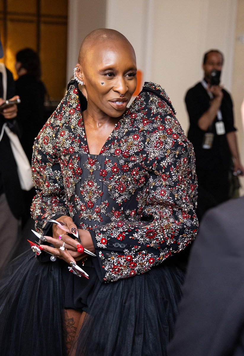 Mais detalhes do look impecável da Cynthia para o #MetGala