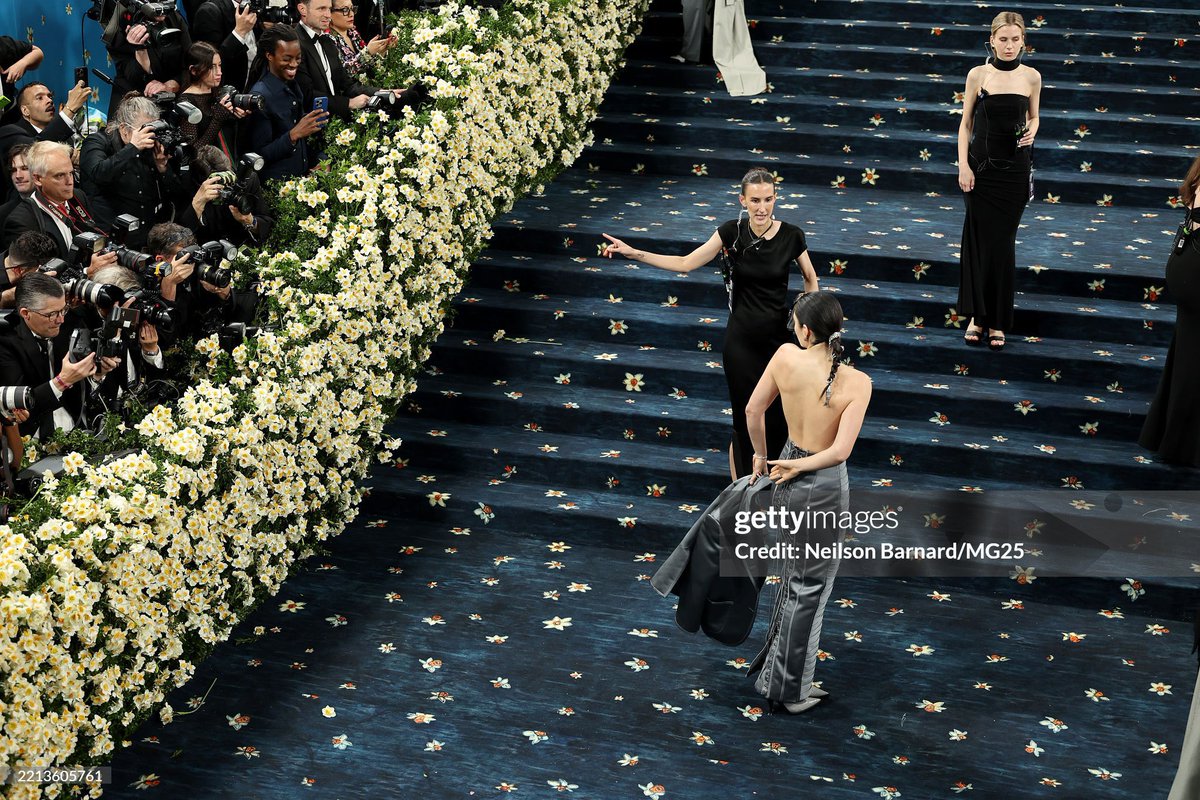 LordeHaus's tweet photo. 🚨Lorde while arriving on the stairs of 2025 Met Gala

Via Getty Images https://t.co/CBcK5063ha