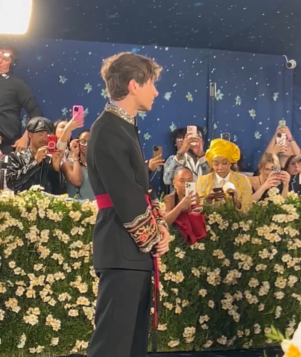 tracklist's tweet photo. Barry e Sabrina no #MetGala 

Pode ser que aconteça uma coisa meio engraçada no final da noite… 🤫 https://t.co/Dj9LkVYzCf