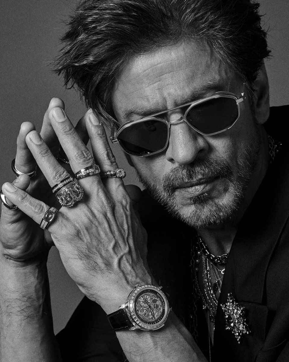 TeamSRKWarriors's tweet photo. One word: MAJESTIC. The King owns MET GALA in true SRK style! 🖤🔥

SRK AT MET GALA

#ShahRukhKhan #MetGala2025 https://t.co/ROYiZuhjwa