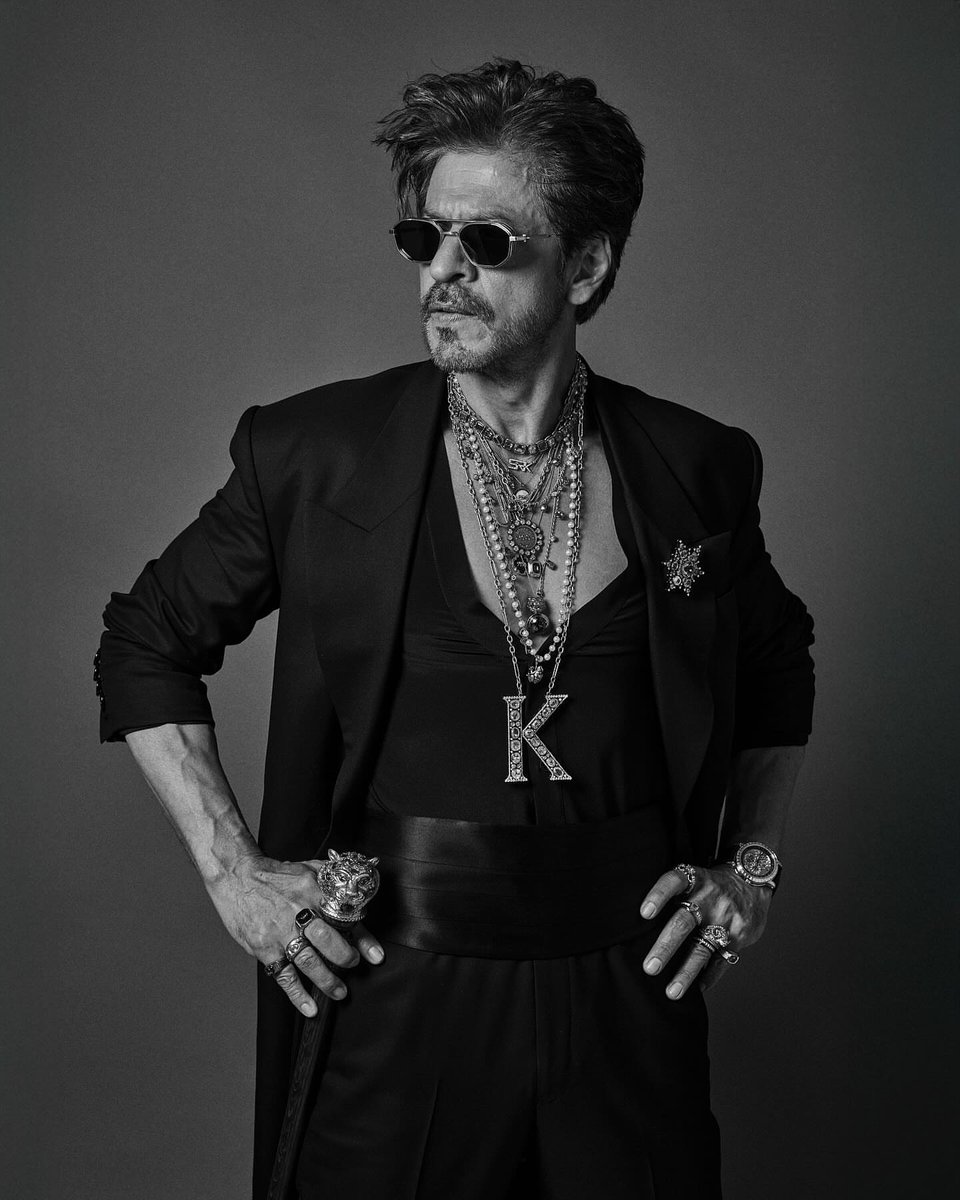 TeamSRKWarriors's tweet photo. One word: MAJESTIC. The King owns MET GALA in true SRK style! 🖤🔥

SRK AT MET GALA

#ShahRukhKhan #MetGala2025 https://t.co/ROYiZuhjwa