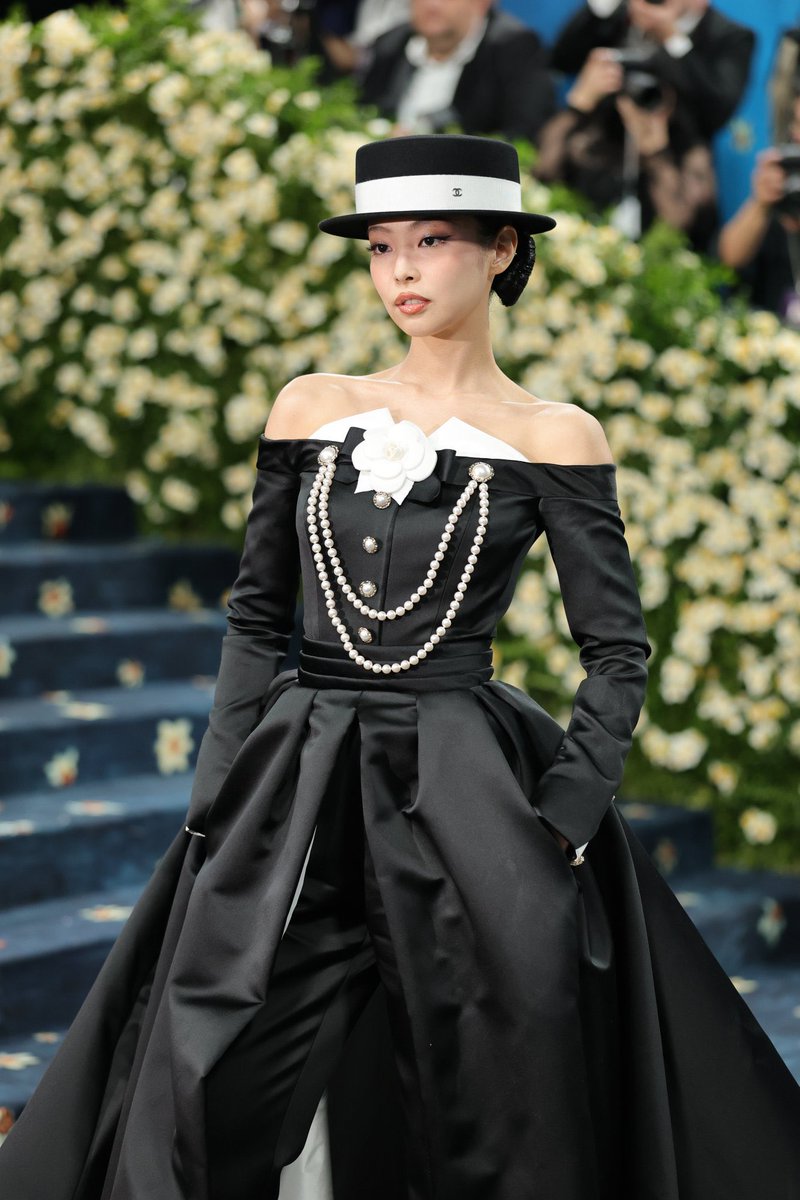 lybarness's tweet photo. Mommy? 🫦 OMGGGG I LOVE IT 
#JENNIExMETGALA  #BLACKPINK #JENNIE https://t.co/NmbsLYdIGA