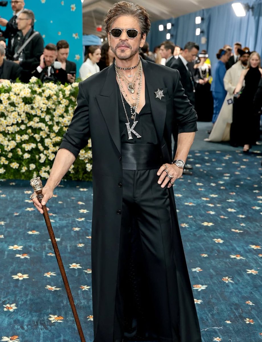 filmfare's tweet photo. Royalty has arrived! 🫶🏻👑

#ShahRukhKhan makes a historic debut at the #METGala with #Sabyasachi 

#Trending #METGala2025 https://t.co/PqDzh1bcRG
